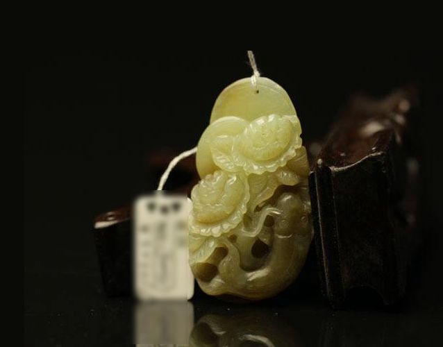 岫玉黃白老玉究竟是什么玉石？它的價值高嗎？