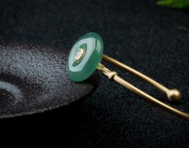翡翠平安扣的寓意是什么？都有哪些款式？ -翡翠