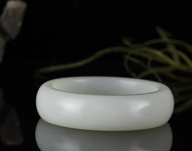 羊脂玉手鐲是不是不值錢了？為何市場上的羊脂