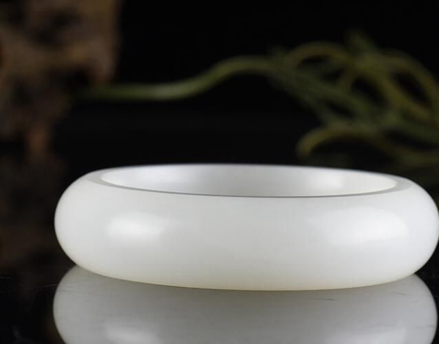羊脂玉手鐲是不是不值錢了？為何市場上的羊脂