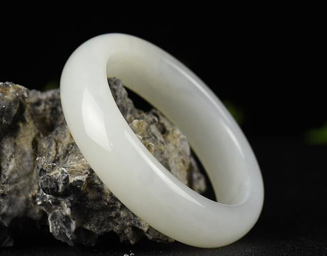 羊脂玉手鐲是不是不值錢了？為何市場上的羊脂