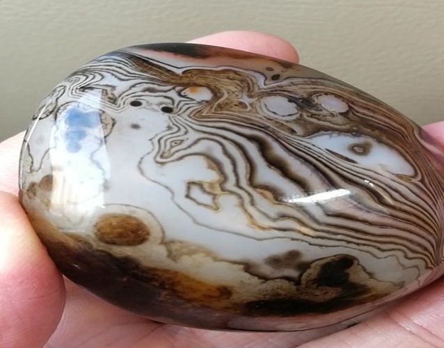 纏絲瑪瑙作用有哪些？纏絲瑪瑙長什么樣？ -瑪瑙