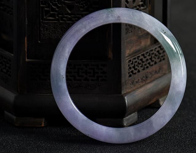 春帶彩翡翠手鐲長什么樣？為何說春帶彩翡翠是