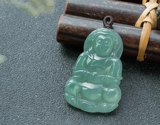 油青種翡翠價格如何？為何油青種翡翠屬于中高
