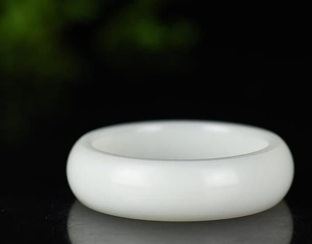 戴玉鐲有什么好處？你知道戴玉鐲的好處嗎？