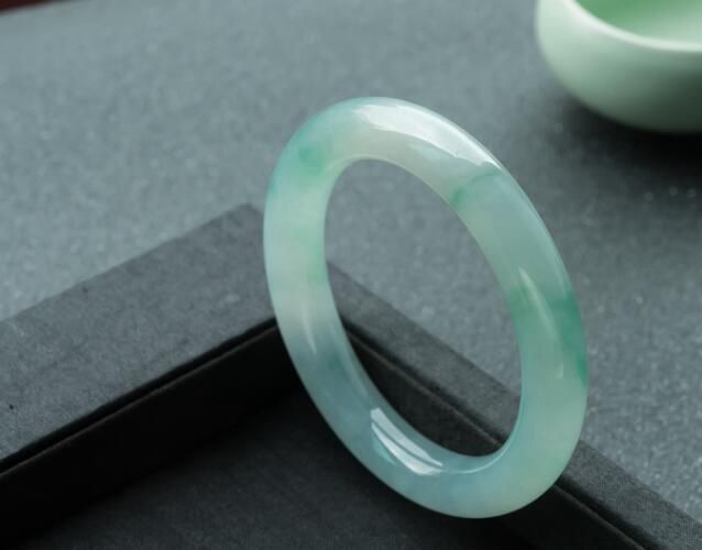 糯種翡翠手鐲都是便宜貨嗎？糯種翡翠手鐲價格