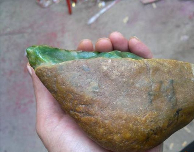 如何鑒別玉石原石？翡翠原石鑒別方法 -翡翠