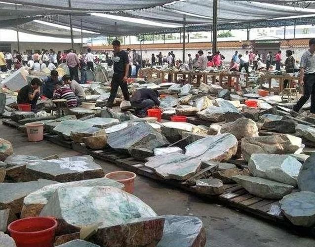 國內的翡翠原石批發市場在哪里？購買原石一定