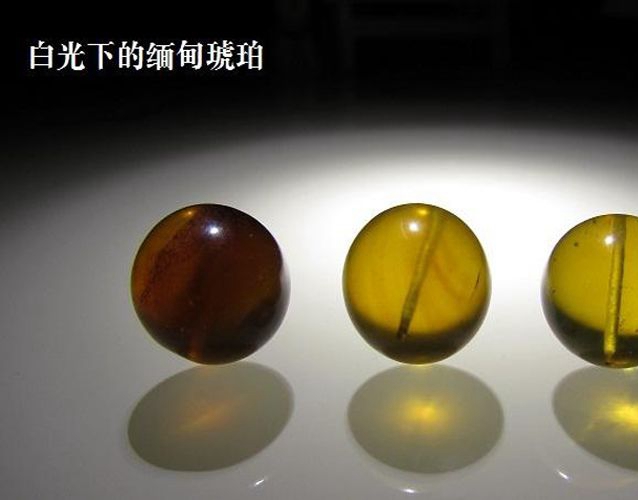 真琥珀的燈光鑒定方法，紫光燈鑒定琥珀靠譜嗎