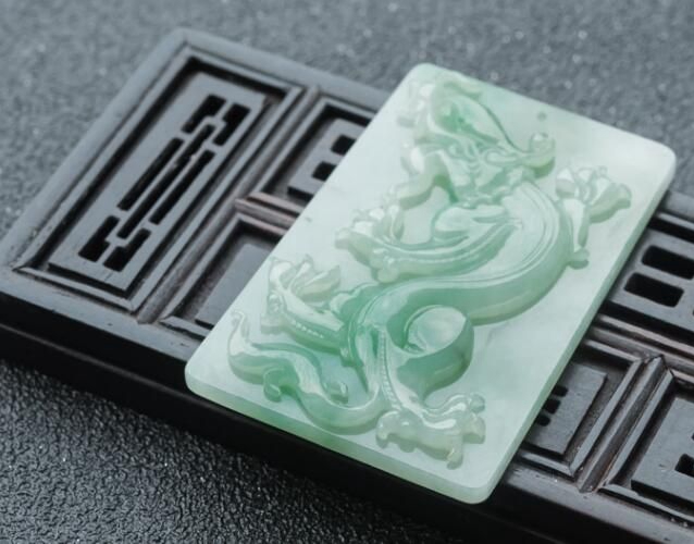 翡翠龍牌的寓意有哪些？翡翠龍牌為何流行？