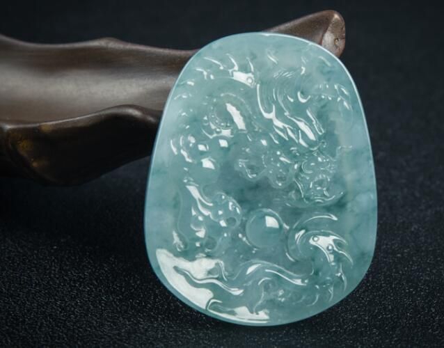 翡翠龍牌的寓意有哪些？翡翠龍牌為何流行？