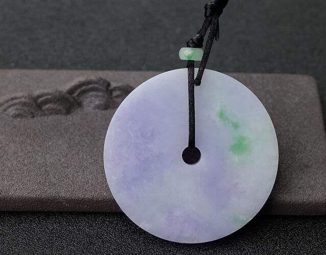春帶彩翡翠為何受歡迎？什么樣的春帶彩翡翠才