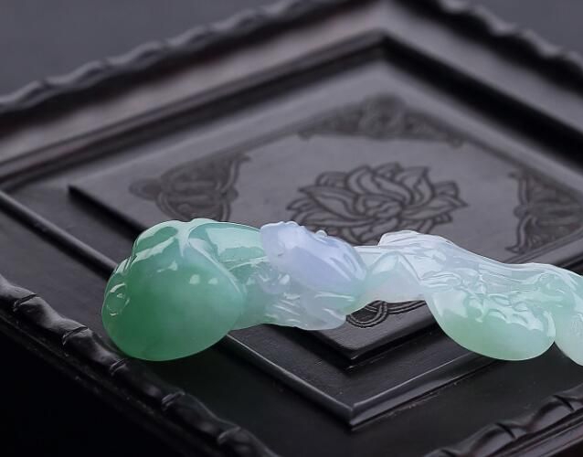 春帶彩翡翠為何受歡迎？什么樣的春帶彩翡翠才