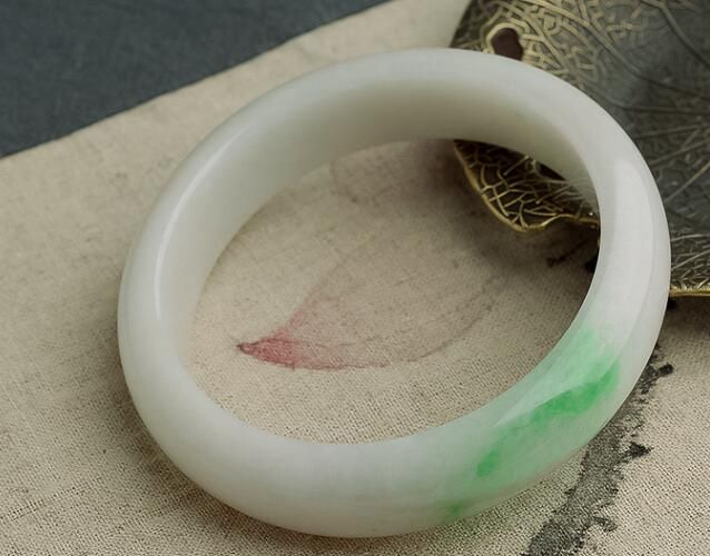 白底青是什么? 翡翠白底飄綠到底值不值錢? -翡翠