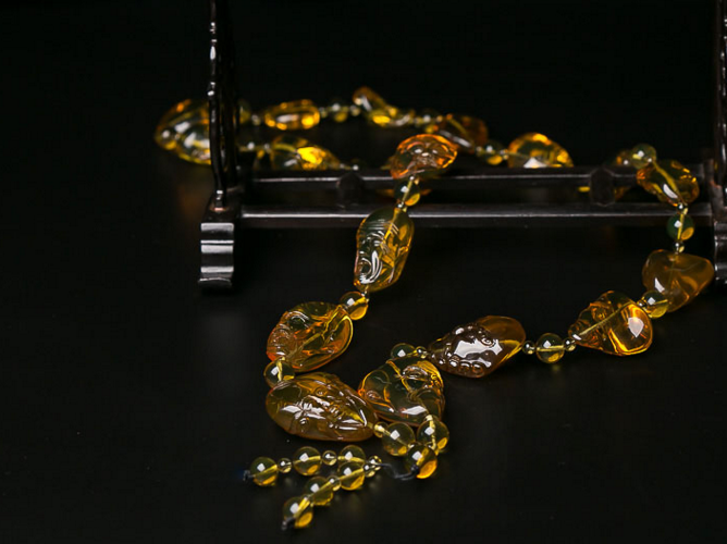 琥珀項鏈-黃金首飾網 琥珀項鏈應該如何鑒別?佩戴琥珀項鏈需要注意