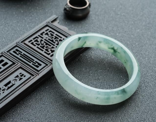 冰糯種翡翠一般多少錢？冰糯種手鐲在什么價位