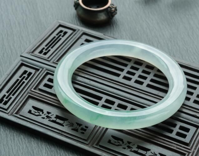 翡翠手鐲a貨價格行情，a貨翡翠手鐲一般多少錢？