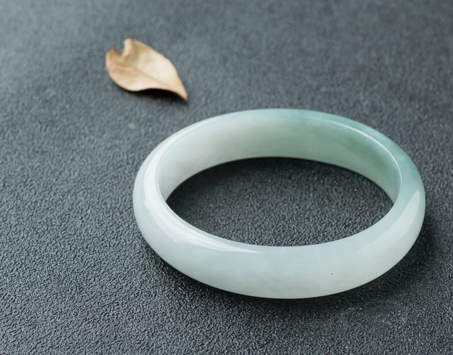 翡翠a貨手鐲淺綠色價格如何？為何淺綠色翡翠手