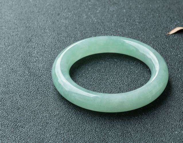 翡翠a貨手鐲淺綠色價格如何？為何淺綠色翡翠手