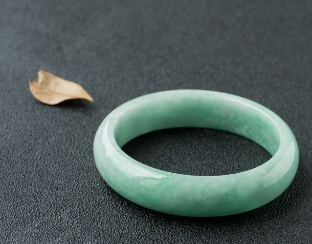 翡翠a貨手鐲淺綠色價格如何？為何淺綠色翡翠手