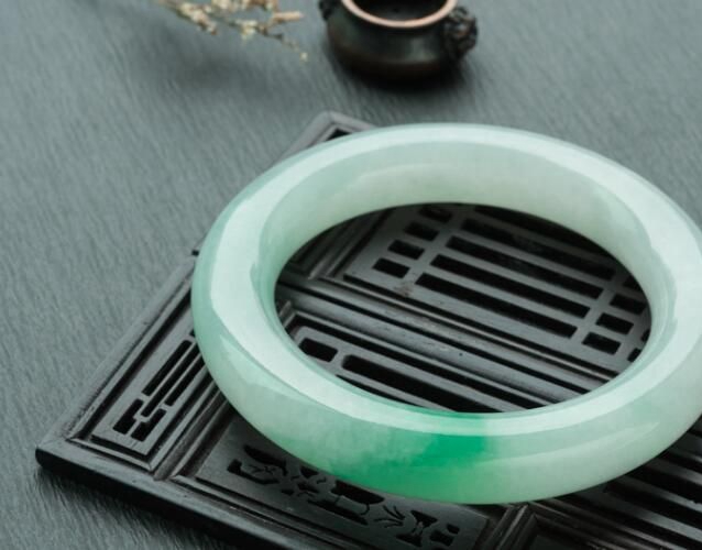 糯種翡翠手鐲a貨辨別，a貨翡翠鑒別最直接方法
