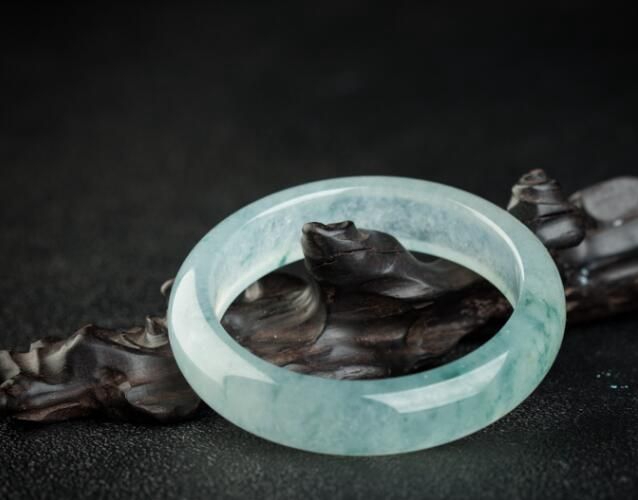 翡翠a貨手鐲值多少錢？翡翠手鐲如何估價？ -翡