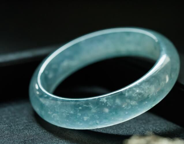 翡翠手鐲價格趨勢如何？不同種水的翡翠手鐲價