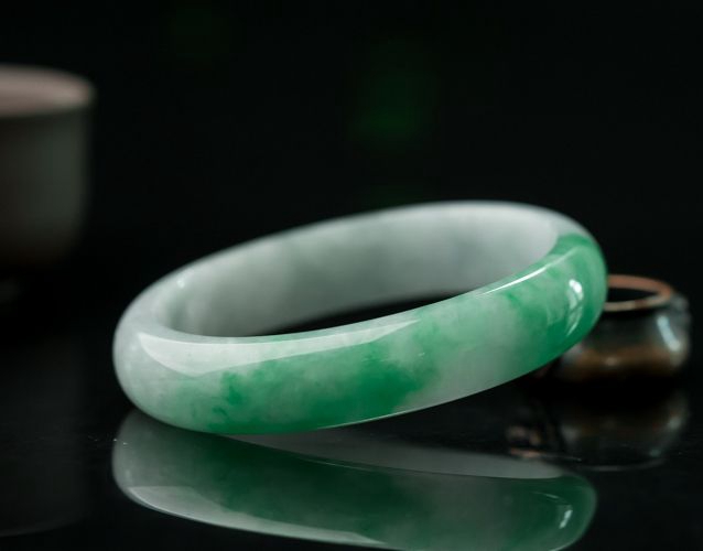 翡翠和玉哪個養人？玉與翡翠的區別？ -翡翠