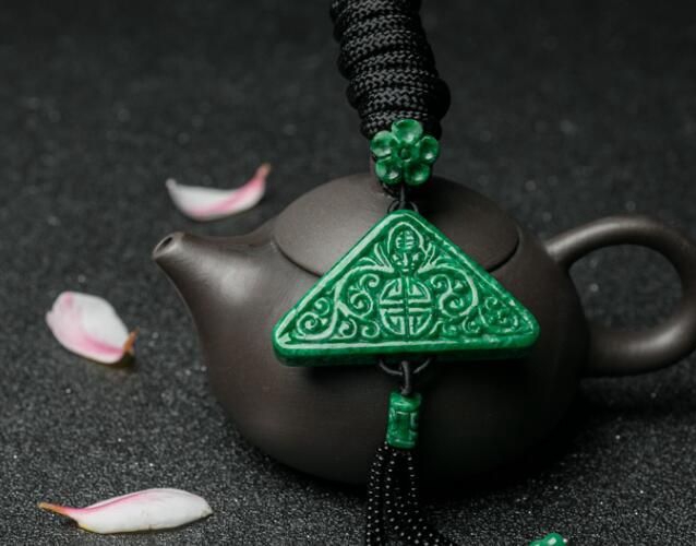 翡翠吊墜該如何搭配掛繩？翡翠吊墜配什么鏈好