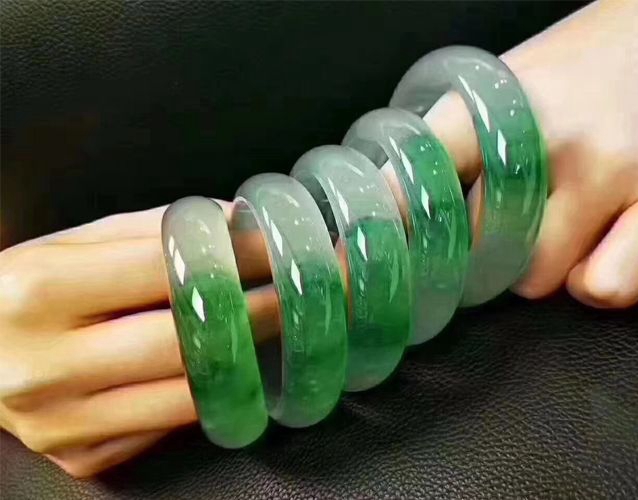 翡翠手鐲價格趨勢如何？不同種水的翡翠手鐲價