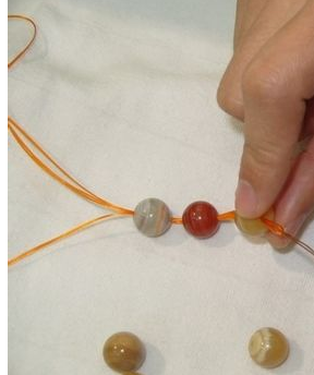 水晶散珠如何串成手鏈 教你怎樣串珠