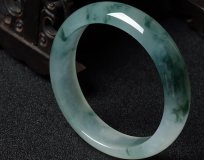  翡翠飄花手鐲怎么看質量好壞？幾個方面教你看