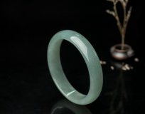 油青翡翠手鐲到底值不值錢？油青翡翠多少錢？