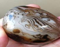 纏絲瑪瑙作用有哪些？纏絲瑪瑙長什么樣？ -瑪瑙