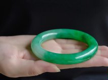 翡翠手鐲怎么鑒定真偽呢？幾種鑒別翡翠手鐲真