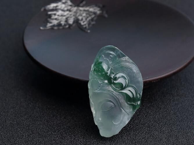 冰種飄花翡翠到底有多美？冰種飄花翡翠的價值