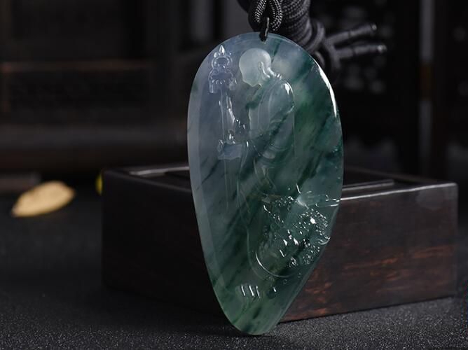 冰種飄花翡翠到底有多美？冰種飄花翡翠的價值