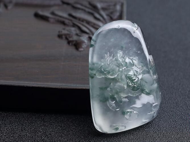冰種飄花翡翠到底有多美？冰種飄花翡翠的價值
