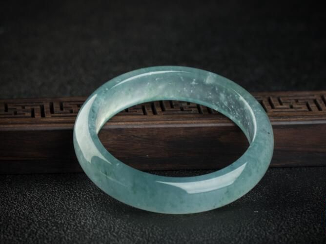 翡翠手鐲怎么鑒定真偽呢？幾種鑒別翡翠手鐲真
