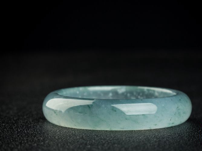 a貨翡翠手鐲的價格和什么有關？ -翡翠