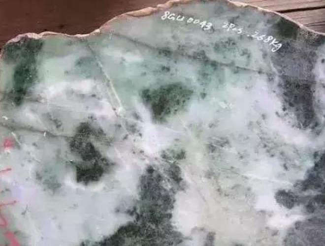 狗屎地里出高綠，什么叫狗屎地？ -翡翠