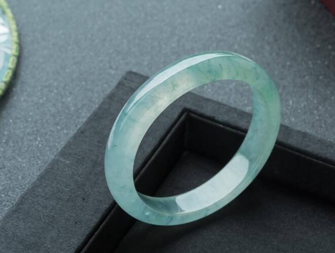 翡翠的價格到底是多少？不同種水的翡翠價格差
