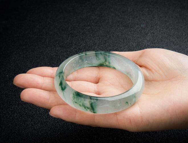 翡翠的價格到底是多少？不同種水的翡翠價格差