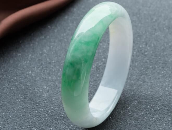 翡翠的價格到底是多少？不同種水的翡翠價格差