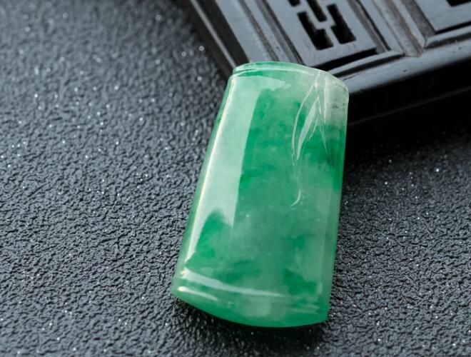 找翡翠品牌買翡翠靠譜嗎？我們是要該看重品質
