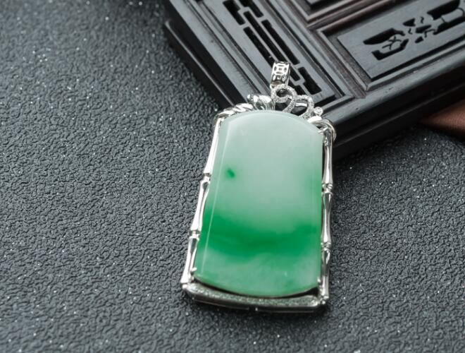 找翡翠品牌買翡翠靠譜嗎？我們是要該看重品質
