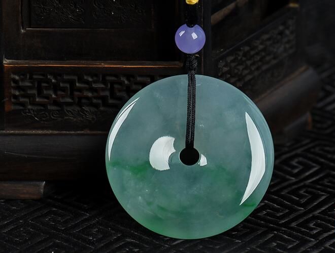 在購買翡翠掛件之前，我們需要了解哪些問題？