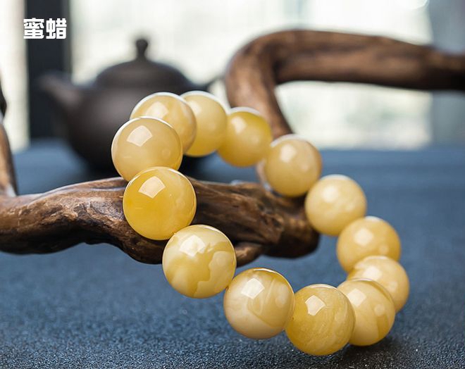 琥珀蜜蠟的區別真的是在于琥珀是千年的，而蜜