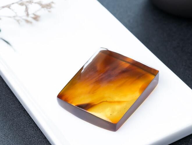 帶琥珀的好處有哪些？琥珀的功效與作用 -蜜蠟琥