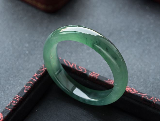 翡翠手鐲的鑒別指標有哪些？如何分辨翡翠手鐲